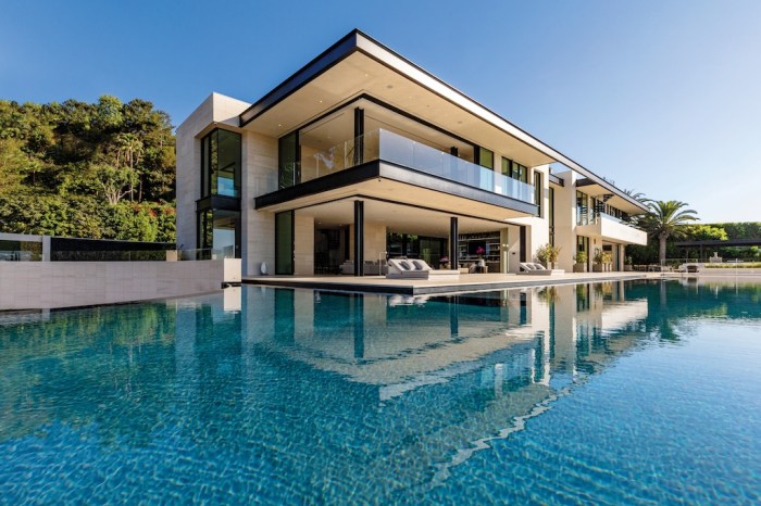 Create a luxurious and opulent background image feat...